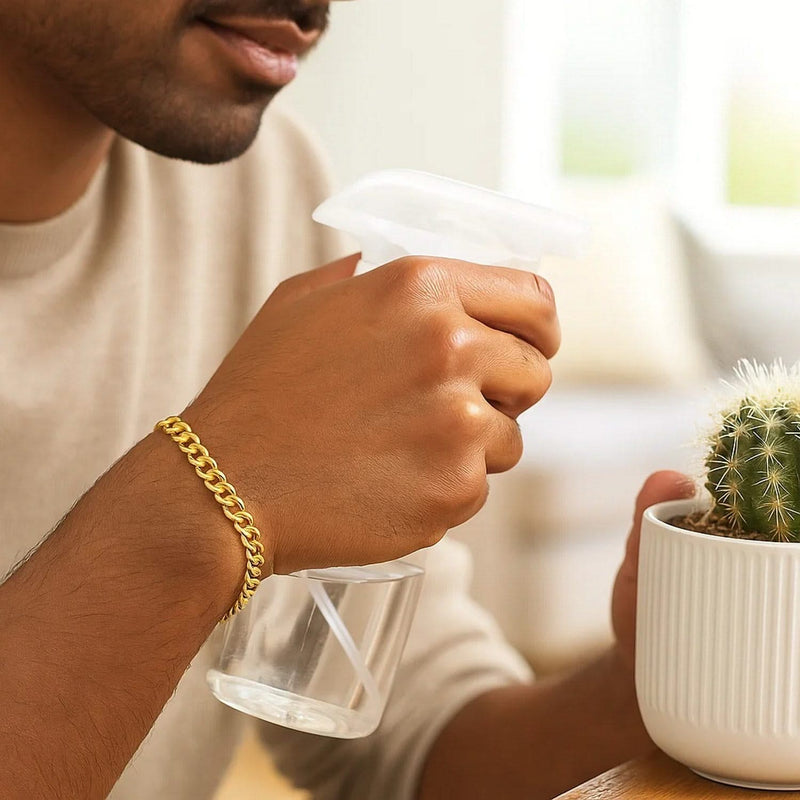 14k Yellow Gold Lite Curb Bracelet (6.20 mm) Product Image