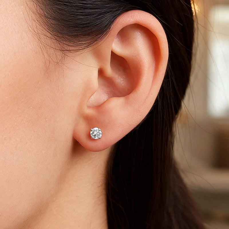 14k White Gold 4mm Faceted White Cubic Zirconia Stud Earrings(4mm) 14K white gold ring with 1 faceted white cubic zirconia stone