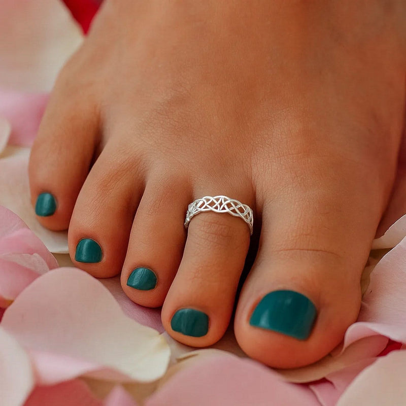 14k White Gold Toe Ring in a Celtic Knot Style Product Image