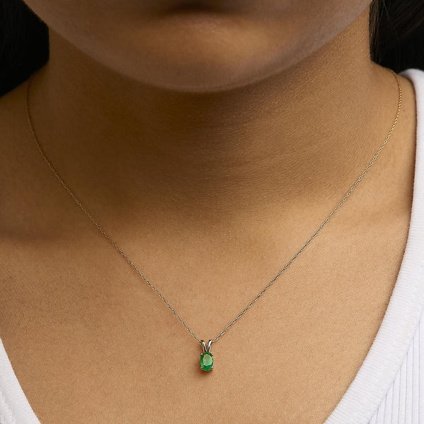 14K Yellow Gold Oval Green Emerald Solitaire Pendant Necklace - 18