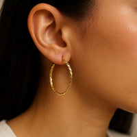 14k Yellow Gold Slender Hoop Earring with Diamond-Cut Finish (25mm Diameter)