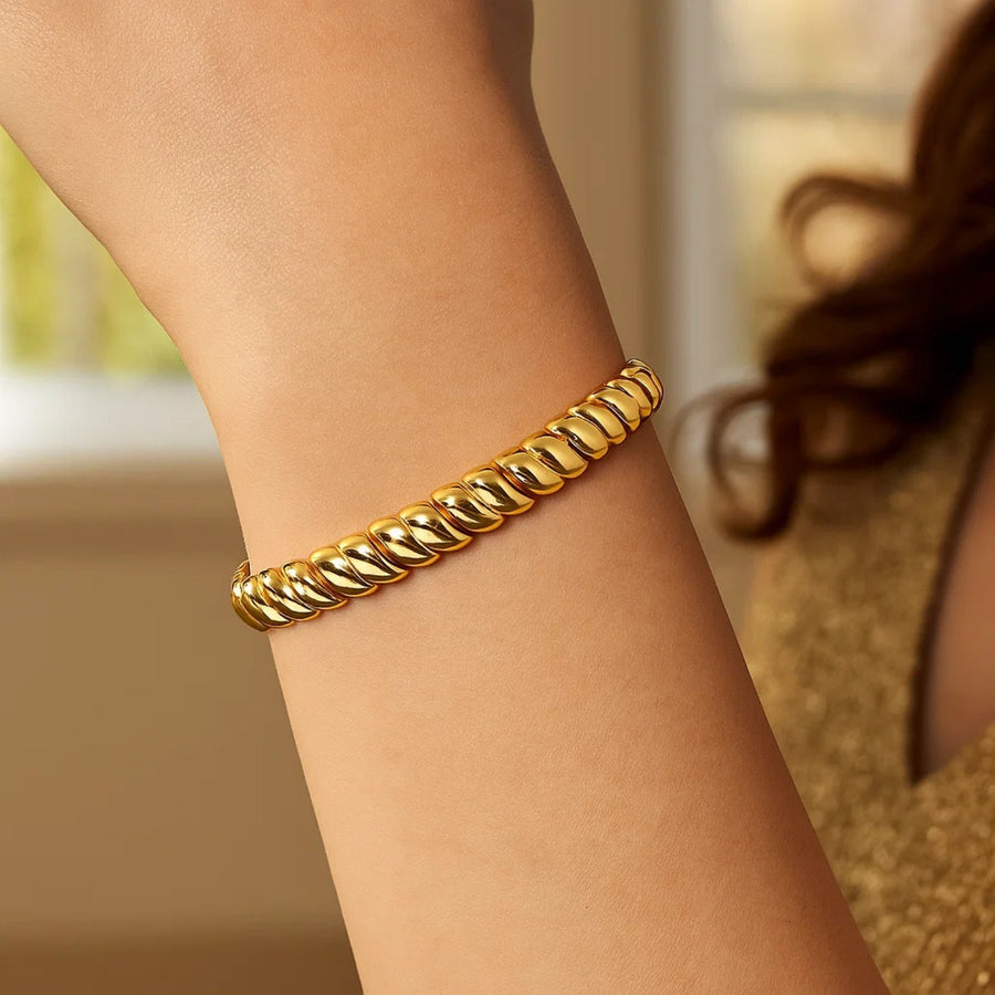 14K Yellow Gold Scalloped Bangle (8.00 mm)