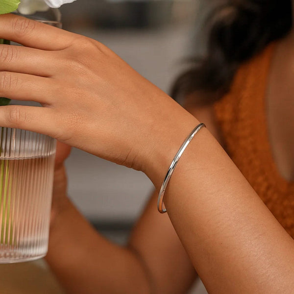 14K White Gold Knife Edge Bangle